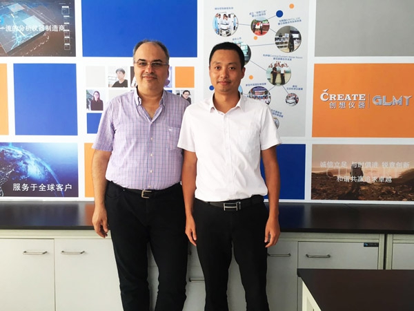 Mr.Yakup Mentes与亿万28网页版官方-亿万28入口网页版-亿万28网页版网址-亿万28网页在线玩-28游戏官网在线玩-亿万e网址pg-亿万28模拟器-亿万28娱乐-亿万28线上网仪器总经理马建州先生在我公司形象墙下留影