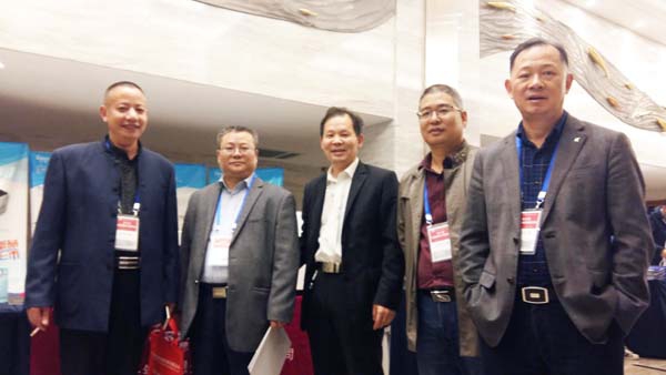 亿万28网页版官方-亿万28入口网页版-亿万28网页版网址-亿万28网页在线玩-28游戏官网在线玩-亿万e网址pg-亿万28模拟器-亿万28娱乐-亿万28线上网仪器与各位朋友合影