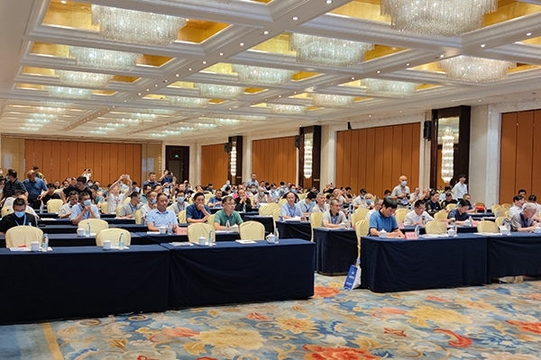 会议现场聆听报告