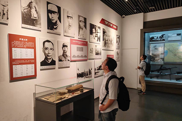 支部副书记袁海军在驻足认真学习