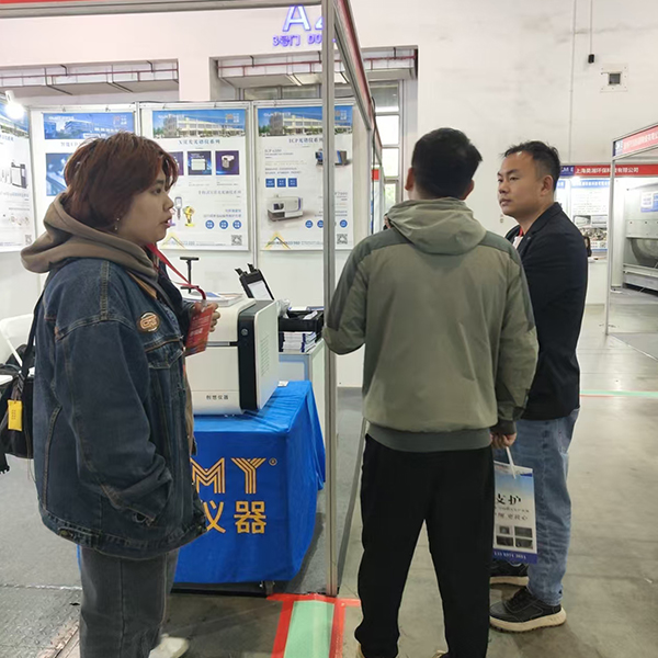 为嘉宾介绍我司产品