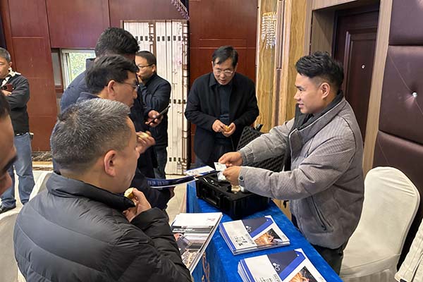 为嘉宾介绍我司产品