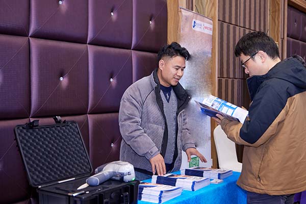 为嘉宾介绍我司产品